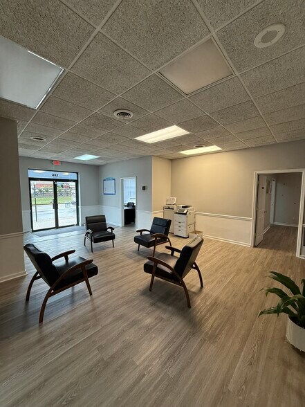 More Photos Of 114 S Maple St, Winchester Office For Lease