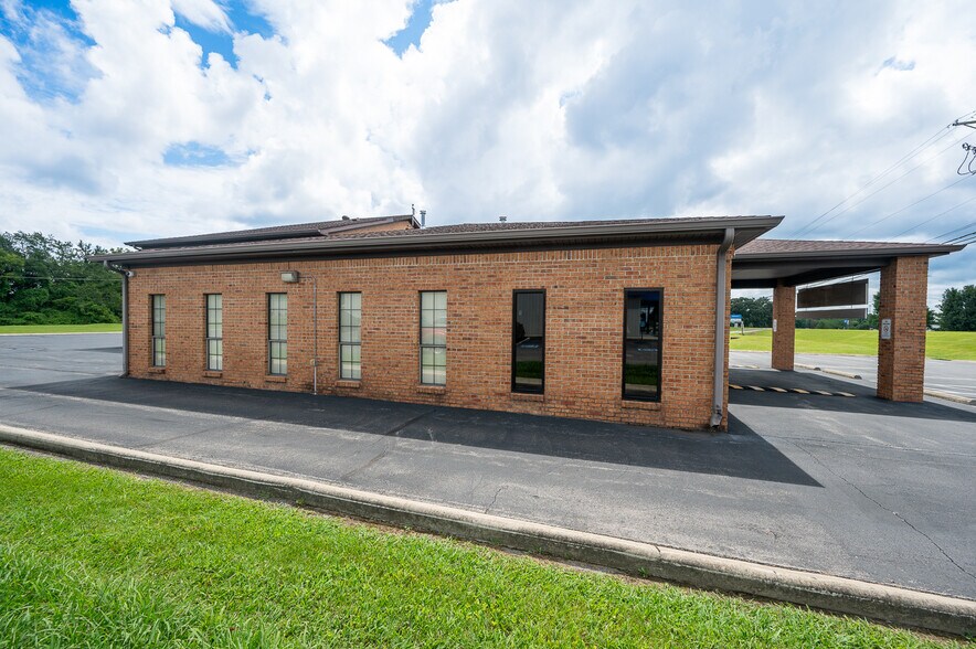 More Photos Of 2114 N Jackson St, Tullahoma Loft Creative Space For Sale