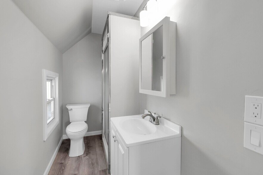 More Photos Of 142 Dickinson St, Springfield Flex For Sale