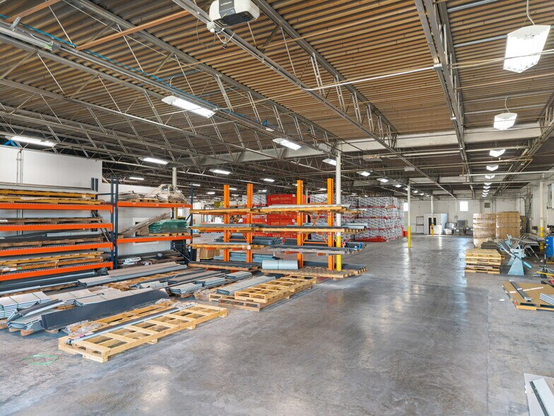 More Photos Of 13840 Denton Dr, Farmers Branch Warehouse For Lease