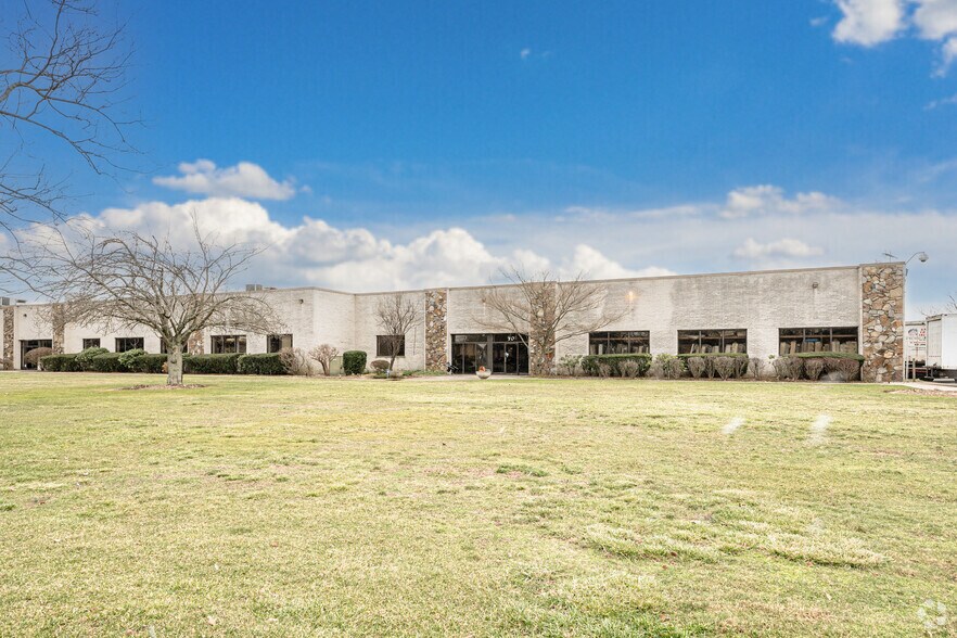 More Photos Of 70 Marcus Dr, Melville Warehouse For Lease