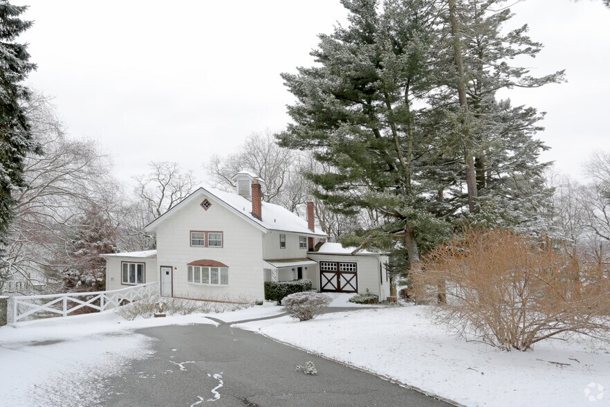 More Photos Of 12 Glenwood Rd, Roslyn Specialty For Sale