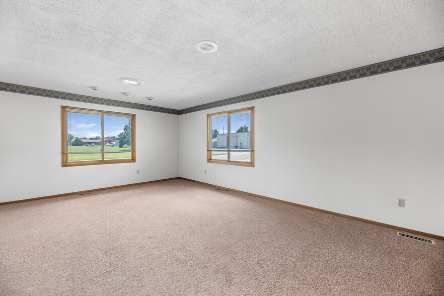 More Photos Of 106 Shadybrook Dr, Cheney Office For Sale