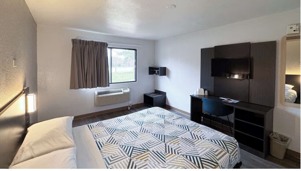 More Photos Of 1535 W Milwaukee Ave, Glenview Hotel For Sale