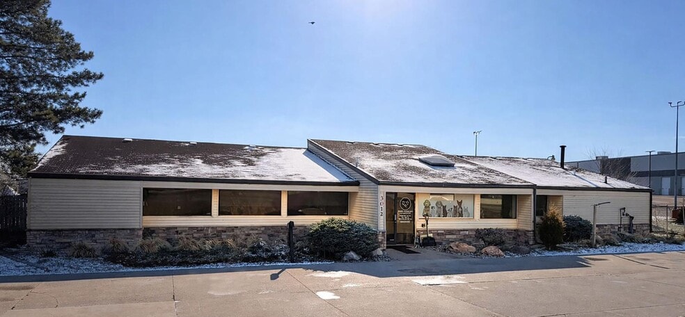 Primary Photo Of 3012 Shaffer Ave SE, Grand Rapids Veterinarian Kennel For Sale