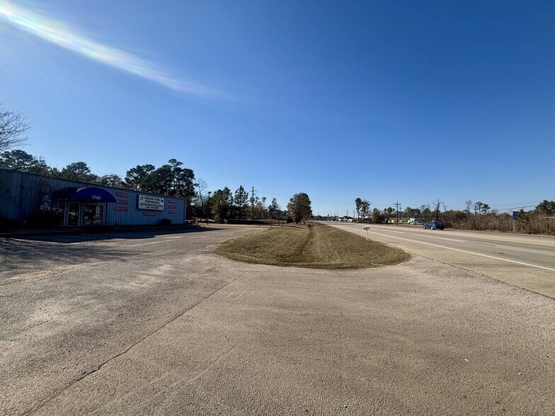 More Photos Of 1700 N Loop 336 E, Conroe Auto Repair For Lease