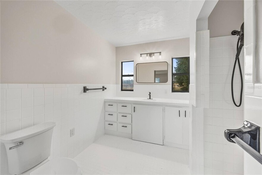 More Photos Of 274 W Kings Hwy, Center Hill Flex For Sale