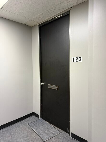 More Photos Of 25140 Lahser Rd, Southfield Office For Sale