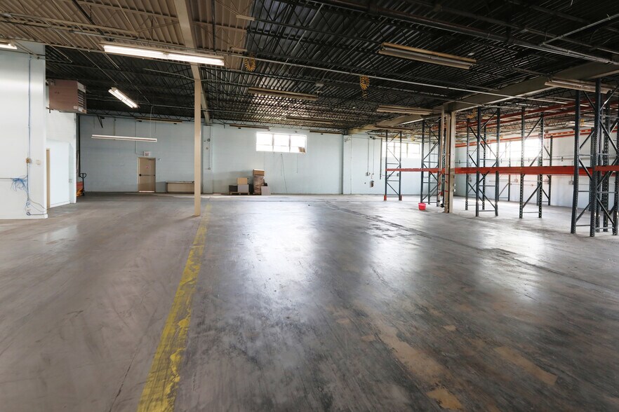 More Photos Of 820 Nicholas Blvd, Elk Grove Village Manufacturing For Lease