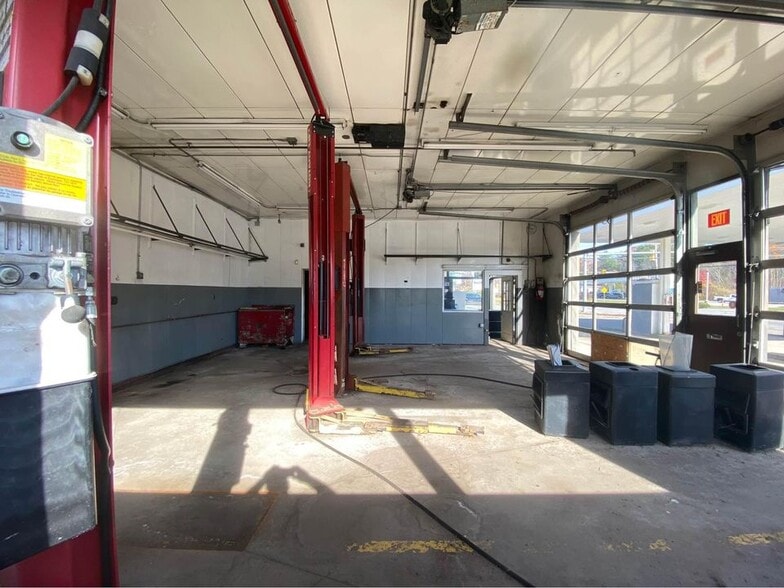 More Photos Of 70 Lafayette Rd, North Hampton Service Station For Lease