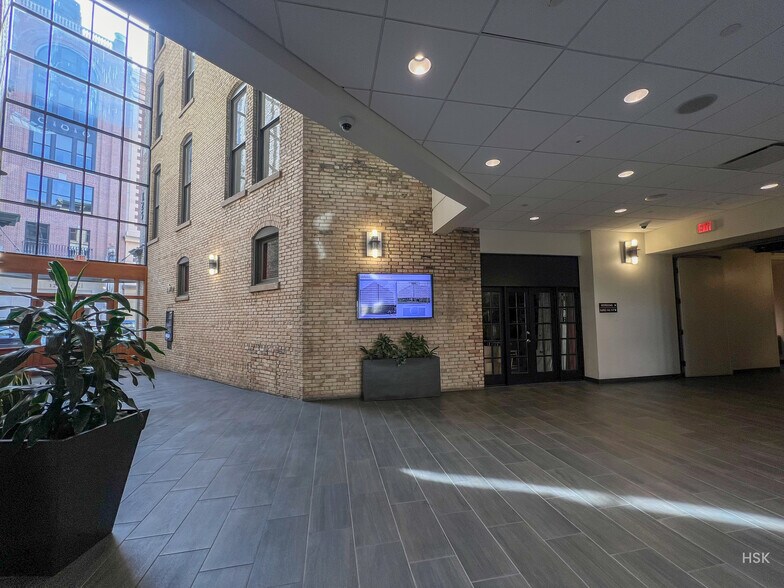 More Photos Of 125 Ottawa Ave NW, Grand Rapids Office For Lease