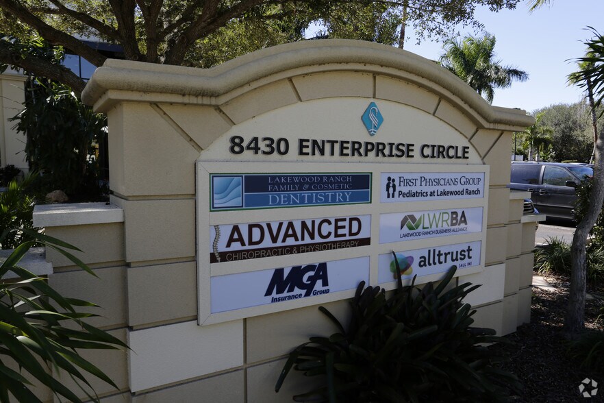 More Photos Of 8430 Enterprise Cir, Bradenton Office For Lease