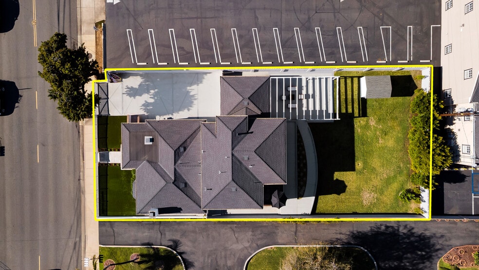 More Photos Of 308 E 18th St, Costa Mesa Shelter For Sale