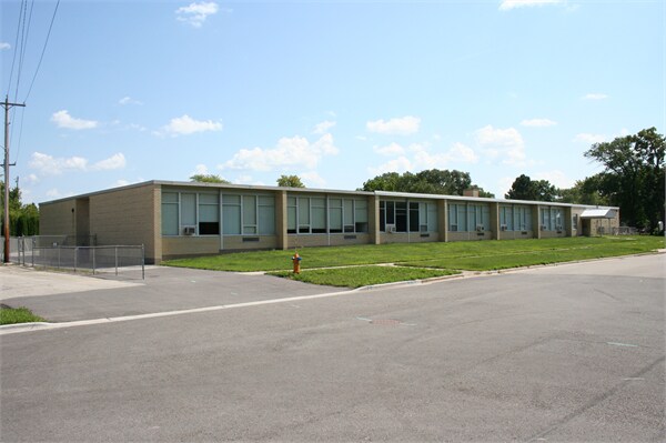 Primary Photo Of 670 Main Ave, De Pere Schools For Lease