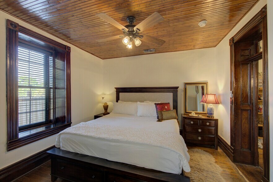 More Photos Of 405 W Avenue E, Alpine Specialty For Sale