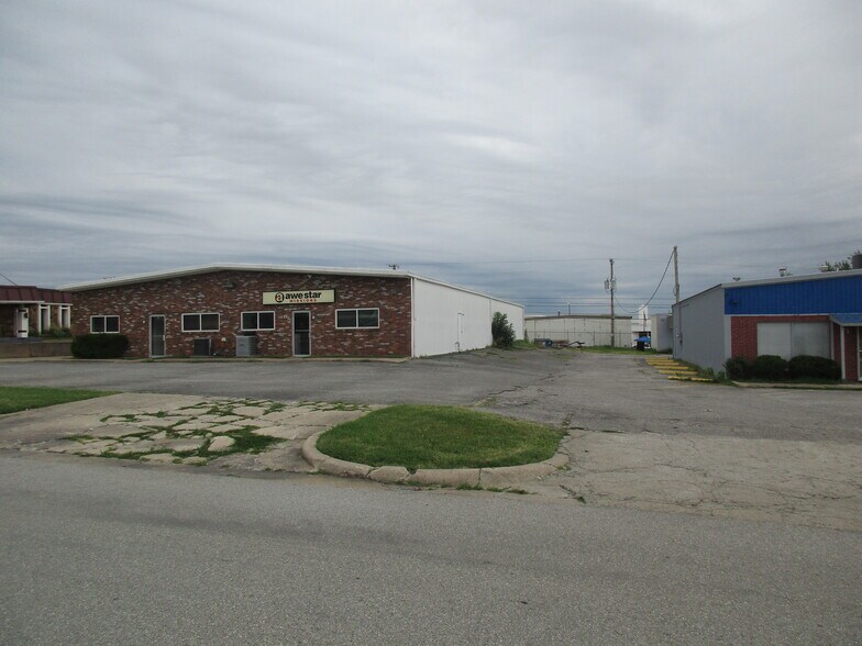 More Photos Of 7619-7621 E 46th Pl, Tulsa Showroom For Sale