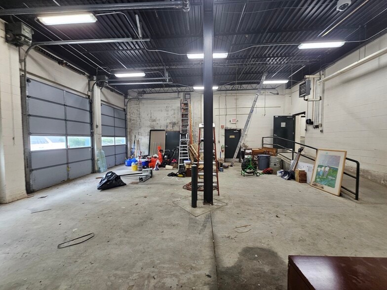More Photos Of 20 Industrial Dr, Middletown Light Manufacturing For Lease