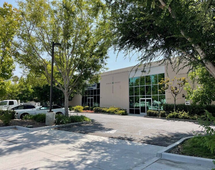 More Photos Of 810 Lawrence Dr, Thousand Oaks Research And Development For Lease