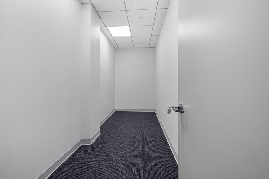 More Photos Of 17 S Briar Hollow Ln, Houston Office Residential For Lease