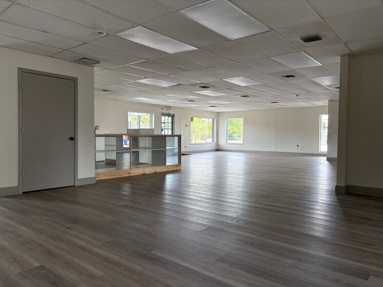 More Photos Of 5897 Memorial Hwy, Tampa Storefront Retail Office For Lease
