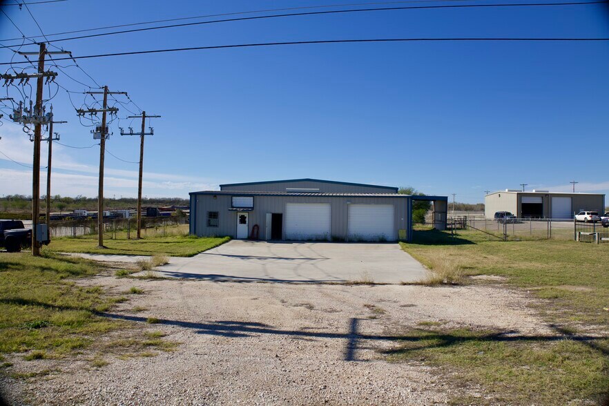 More Photos Of 3447 Highway 281, George West Auto Repair For Sale