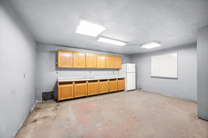 More Photos Of 122 Navajo St, Salt Lake City Manufacturing For Lease