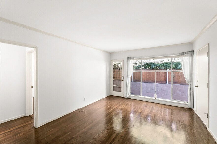More Photos Of 1167 Nelrose Ave, Venice Apartments For Sale