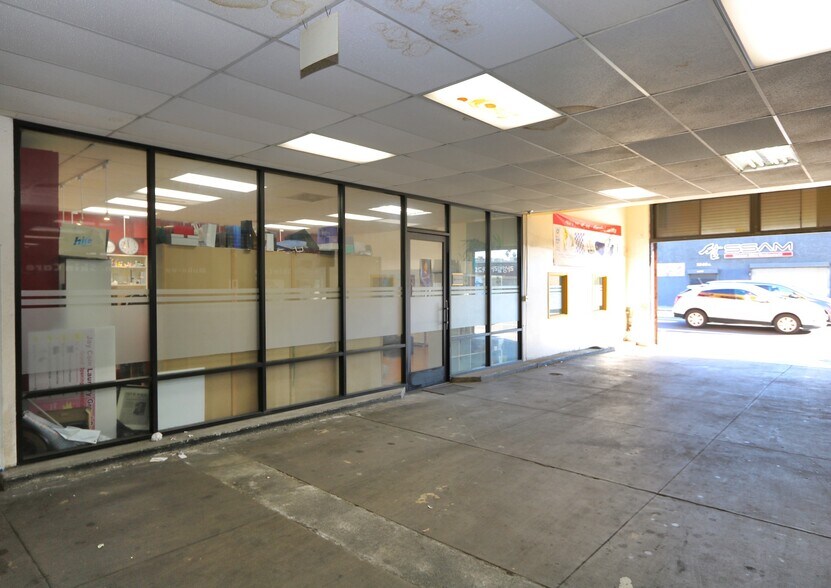 More Photos Of 1045 S Western Ave, Los Angeles Storefront For Sale