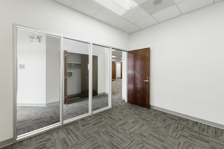 More Photos Of 5362-5364 W Devon Ave, Chicago Office For Sale