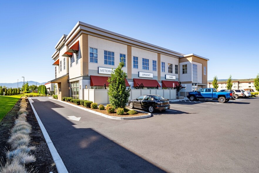 More Photos Of 4801 Biddle Rd, Central Point Office For Lease