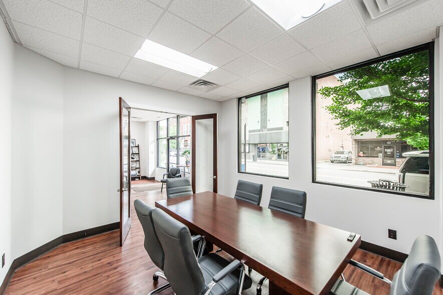More Photos Of 717-719 S Main St, Springfield Storefront Retail Office For Lease