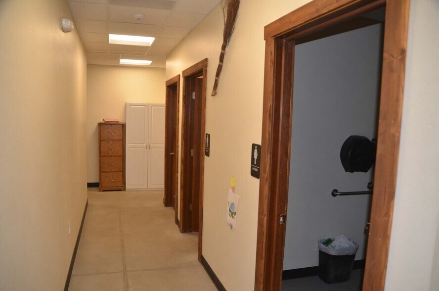 More Photos Of 112 Southwest Dr, Cheyenne Flex For Lease