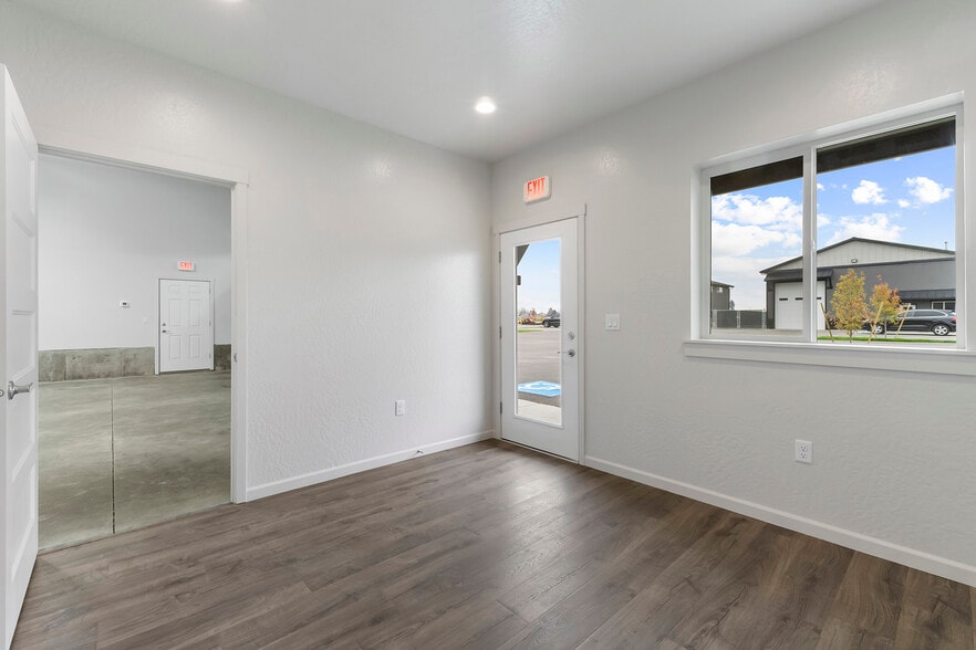 More Photos Of 3493 W Daugharty Loop, Hayden Industrial For Lease