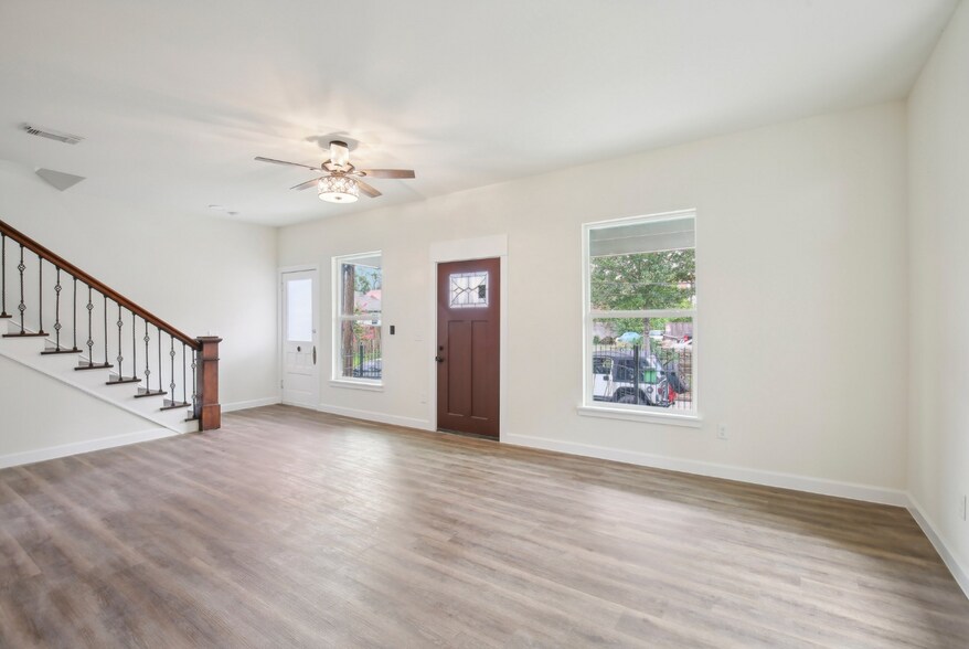 More Photos Of 108 W 10th 1/2 St, Houston Storefront Retail Office For Sale