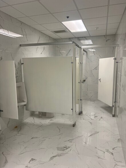 More Photos Of 5101-5125 S 36th St, Omaha Freestanding For Lease