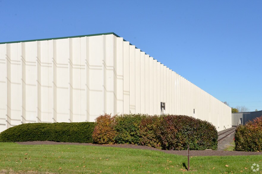 More Photos Of 246-256 Circle Freeway Dr, Cincinnati Warehouse For Lease