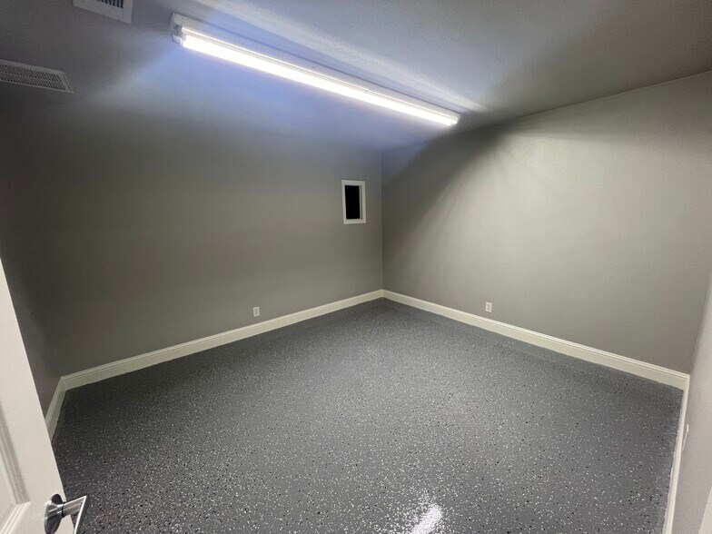 More Photos Of 317 Meyers Dr, Sherman Unknown For Lease