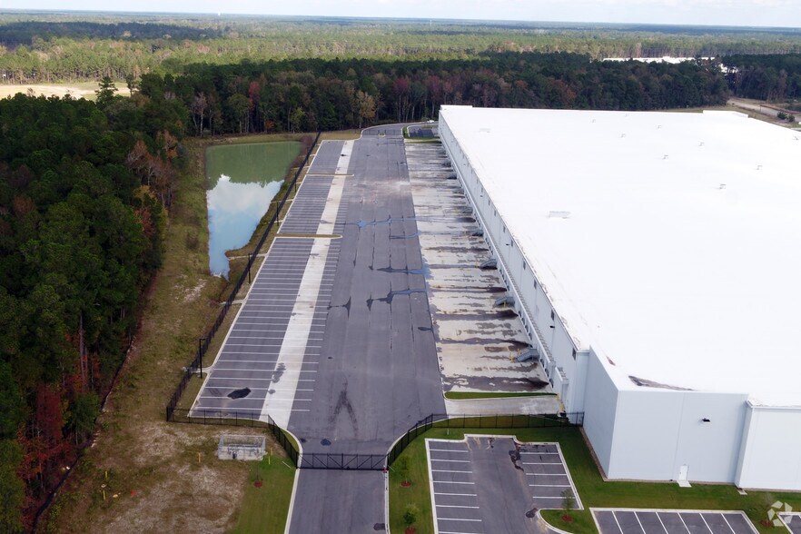 More Photos Of 537 Omni Industrial Blvd, Summerville Warehouse For Lease