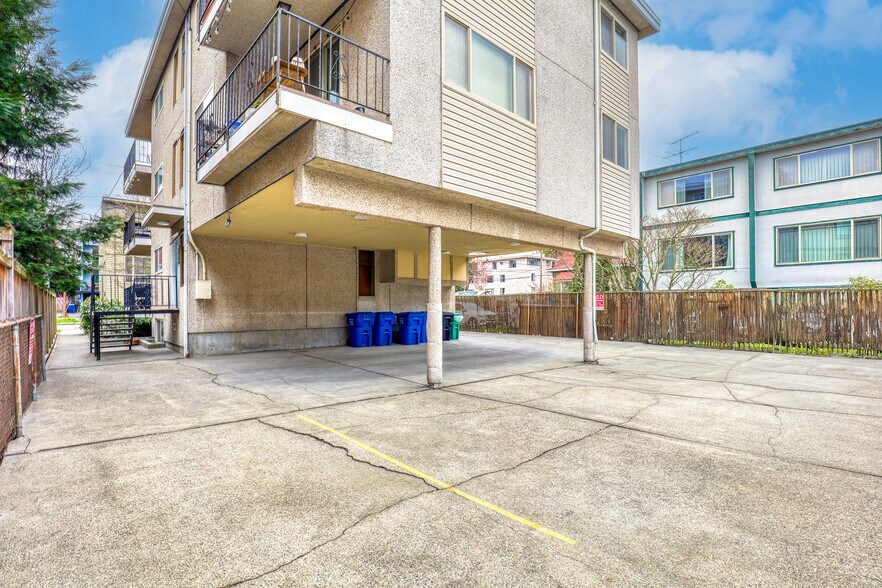More Photos Of 617 N 49th St, Seattle Apartments For Sale