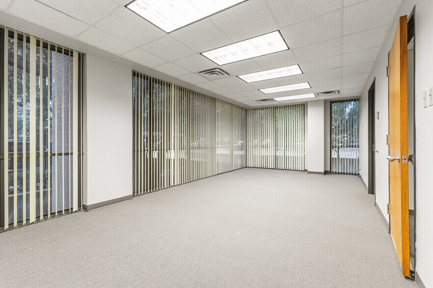 More Photos Of 8330-8350 Meadow Rd, Dallas Office For Sale