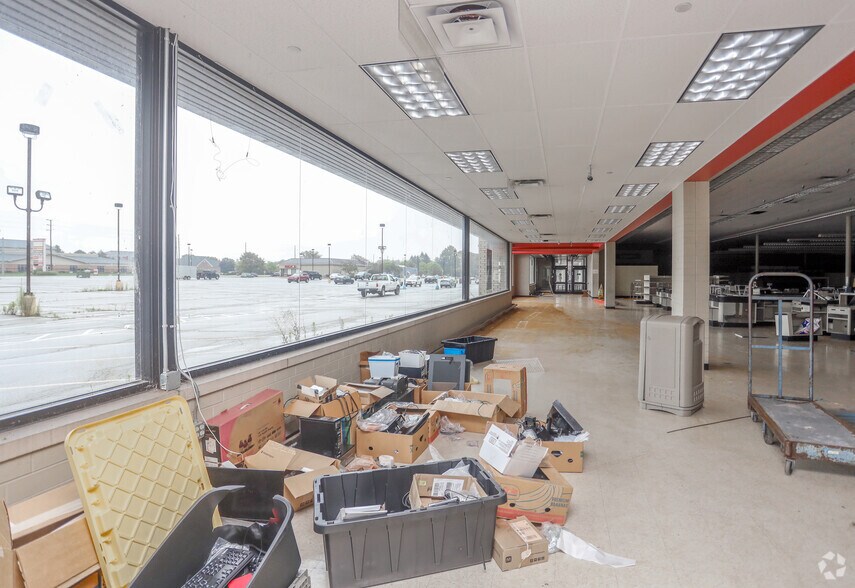 More Photos Of 11625 Fox Rd, Indianapolis Supermarket For Lease