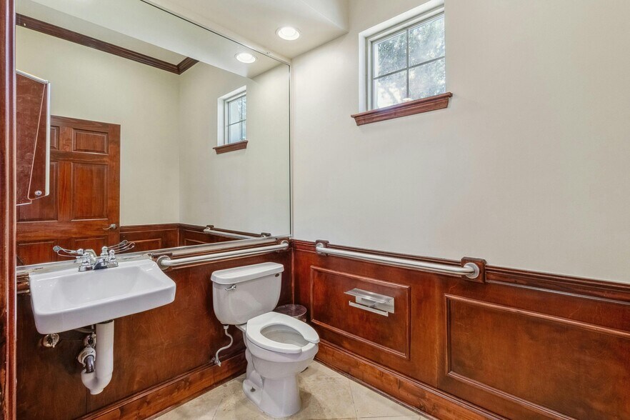 More Photos Of 310 Stagecoach Trl, San Marcos Medical For Lease