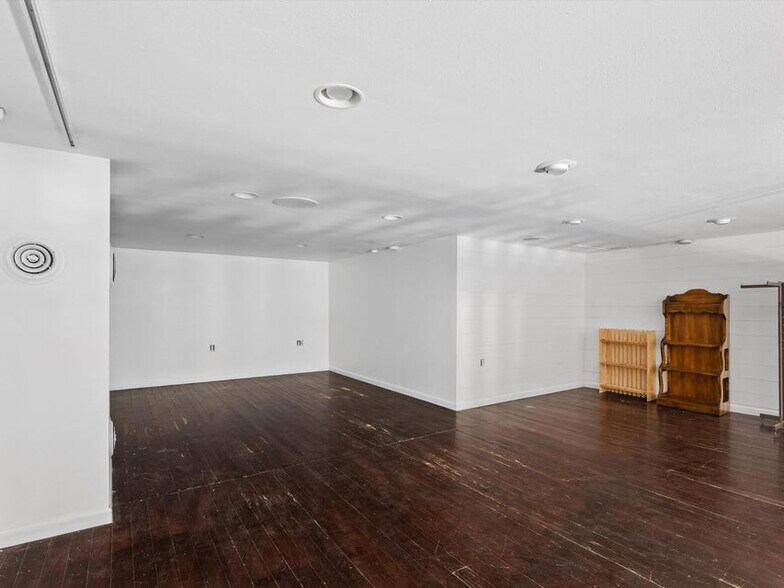 More Photos Of 921-931 8th St, Manitowoc Office For Sale