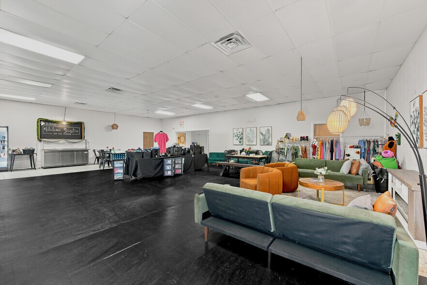 More Photos Of 20 Town Sq, Greenwood Health Club For Sale