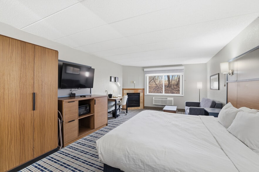 More Photos Of 4675 White Bear Pky, White Bear Lake Hotel For Sale