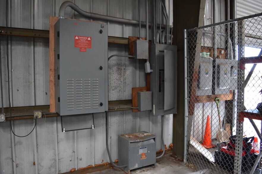 More Photos Of 355 E Douglas Rd, Oldsmar Warehouse For Lease