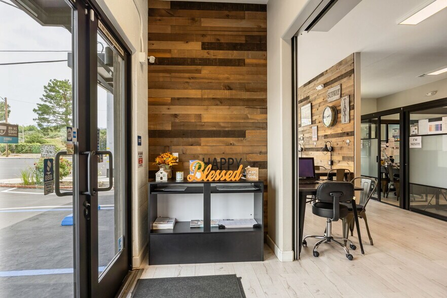 More Photos Of 20605 Soledad Canyon Rd, Canyon Country Office For Sale