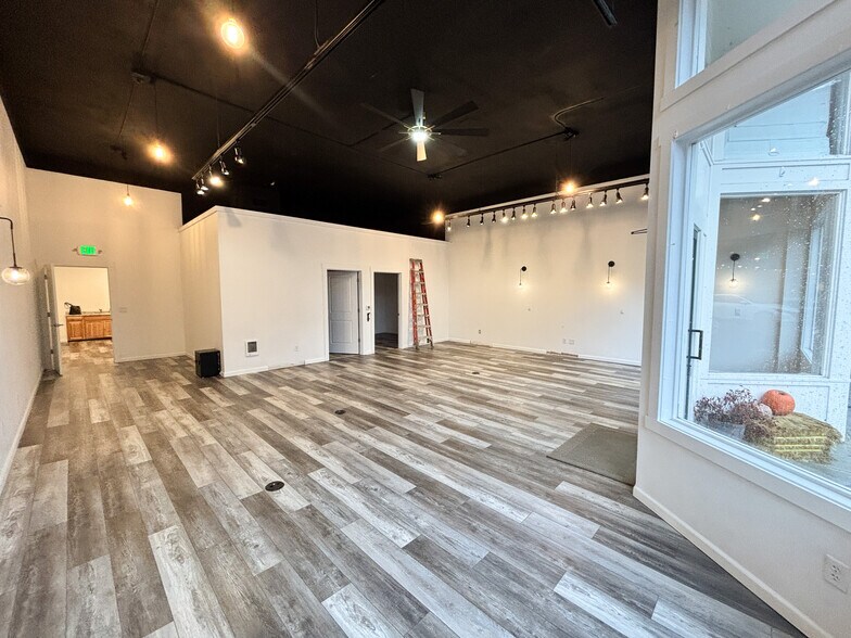 More Photos Of 265 S Main St, Independence Storefront Retail Office For Sale