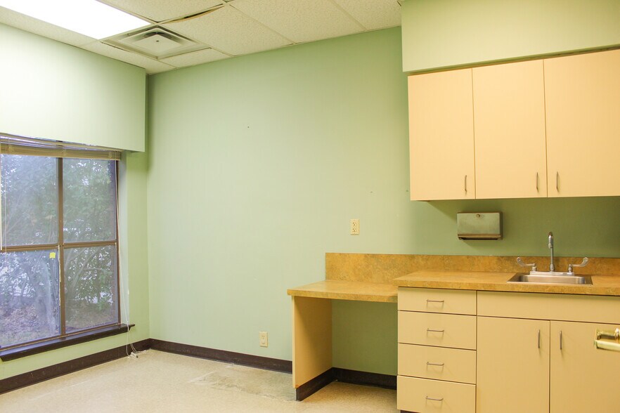 More Photos Of 326 Cooper St, Cedar Hill Medical For Lease