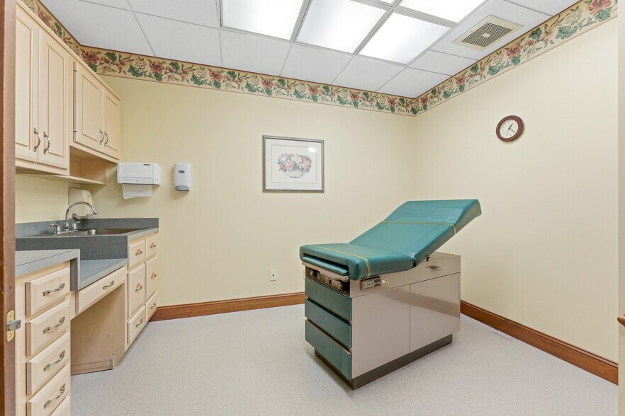 More Photos Of 1703 Locust Ave, Fairmont Medical For Sale